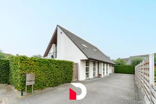 Deze vrijstaande en volledig instapklare woning (bouwjaar 2002) bevindt zich in een rustige en kindvriendelijke/residentiële buurt op fiets...
