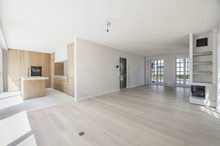 PRACHTIGE en energiezuinige nieuwbouwwoning met 4 slaapkamers en een perfect georiënteerde tuin, palend aan de NIEUWE GOLF en gelegen in het gekende VALKENERF nabij Duinenwater te Knokke-Heist.<br />Deze magnifieke half open woning omvat ruime lichtrijke met gastentoilet en vestiaire, gezellige living met open haard, zithoek en eetplaats, open keuken met keukeneiland voorzien van alle nodige toestellen uitgevend op de perfect georiënteerde tuin met tuinhuis/fietsenberging.<br />Op de eerste verdieping bevindt zich de master bedroom met grote dressing, een mooie ensuite badkamer, apart toilet en een privatief terras. Verder is er nog een tweede slaapkamer met bijhorende badkamer, apart bureel of een 3e kleinere slaapkamer, nachthal en een apart toilet. <br />Op de tweede verdieping zijn er nog 2 ruime slaapkamers en een mooie badkamer met inloopdouche en een dubbele lavabo, apart toilet en een technische ruimte.<br />De koppelvilla is volledig onderkelderd en beschikt over een inpandige garage.<br />Opsplitsing grond- en constructiewaarde - energiescore A+.<br />