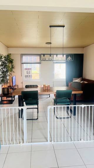 Gezellig huisje met garage en tuin in hartje Aarschot!<br /><br />In een charmante straat in het centrum van Aarschot bevindt zich deze goed onderhouden woning met garage en tuin. Dankzij de uitstekende ligging woon je hier op wandelafstand van winkels, gezellige horecazaken, openbaar vervoer en het stadspark, terwijl je toch geniet van rust en privacy. Een ideale woning voor starters, alleenstaanden of een jong koppel dat comfortabel en centraal wil wonen.<br /><br />Bij het betreden van de woning kom je op het gelijkvloers, waar zich een ruime garage met automatische poort bevindt. Daarnaast is er een praktische wasruimte en een apart gastentoilet. Vanuit deze verdieping heb je rechtstreeks toegang tot het gezellige terras en de tuin.<br /><br />De eerste verdieping vormt het hart van de woning en omvat het aangename leefgedeelte. De lichtrijke woonkamer sluit naadloos aan op de open ingerichte keuken. Ramen voor-en achteraan zorgen hier voor een overvloed aan natuurlijk licht en creëren een open en gezellige leefomgeving. Via de draaitrap kom je op de tweede verdieping waar zich een ruime en comfortabele slaapkamer bevindt samen met een verzorgde badkamer uitgerust met een ligbad en een tweede toilet. Verder is er nog een aparte technische ruimte met een recente en energiezuinige Viessmann-gasketel, wat bijdraagt aan een efficiënt energieverbruik.<br /><br />Deze woning combineert een uitstekende ligging met comfort, functionaliteit en een aangename woonbeleving.<br /><br />Heb je interesse? Vraag snel een bezoek aan!