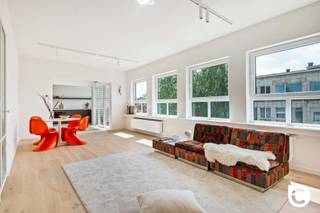 <p><span>Pulhof - kwalitatief gerenoveerd 2 slaapkamer appartement met 2 terrassen!</span><span><br /></span><span>Met veel passie, kennis en kunde werd dit ruim en lichtrijk 2 slaapkamer appartement kwalitatief gerenoveerd.</span><span> U dient enkel te verhuizen, uit te pakken en te genieten! Het appartement ligt op de 2</span><span><sup>e</sup></span><span> verdieping van een kleinschalig en prima onderhouden gebouw in hartje Pulhof, om de hoek van het prachtige Middelheim- en Leeuwerikpark. Dankzij deze gegeerde, centrale ligging zijn parken, scholen, winkels, sportfaciliteiten, openbaar vervoer en invalswegen steeds vlakbij, evenals het bruisende Antwerpse stadsleven. Bent u op zoek naar een modern appartement dat geniet van alle hedendaagse comfort, waar privé- en werkleven hand in hand gaan? Mis deze unieke kans dan zeker niet!</span><span><br /><br /></span><span>Inkomhal, leefruimte, keuken, toilet & berging:</span></p><p><span>U betreedt dit trendy appartement via de inkomhal met veiligheidsdeur, praktische berging en apart gastentoilet met mechanische ventilatie. De omvangrijke leefruimte op volhouten parket (eik) geniet enorm veel natuurlijk licht en leent zich perfect tot elk interieur. De prachtige open keuken is een ware "eye-catcher" die voorziet in kwalitatieve toestellen (inductievuur met recirculatie-dampkap, combi-oven, vaatwasser, koelkast en vriezer). Ook vindt u hier een geïntegreerde waskast terug met de aansluitingen voor de wasmachine. De schitterende design verlichting in héél het appartement is inbegrepen. <br /><br /></span><span>Nachthal, slaapkamers & badkamer:</span><span><br />De mat-witte tussendeur met gietijzeren look verleent toegang tot de nachthal. Beide slaapkamers zijn ruim (ca. 12m²) en liggen eveneens op parket. De rustieke badkamer omvat een weelderige inloop-/regendouche, een notelaren wasmeubel met 2 waskommen en watervalkranen, handdoek-radiator en mechanische ventilatie.<br /><br /></span><span>Terrassen & kelder:</span><span><br />Met 2 charmante terrassen kan u steeds zon en schaduw opzoeken in een rustige, groene omgeving. Ideaal voor uw kopje koffie in de ochtend, een lekker lunch of een sprankelend aperitief na thuiskomst van een drukke dag. Een dubbele kelder van maar liefst 14,5m² is inbegrepen.</span></p><p><span><br /></span><span>Extra troeven:</span></p><p><span>- Mobiscore 9,5/10</span></p><p><span>- 95m² cfr EPC</span></p><p><span>- EPC B</span></p><p><span>- 14cm EPS dakisolatie 2018</span></p><p><span>- Isolatie achtergevel</span></p><p><span>- HR ramen</span></p><p><span>- Individuele HR condensatieketel 2026</span></p><p><span>- Elektriciteit conform</span></p><p><span>- Nieuwe chape en leidingen</span></p><p><span>- Asbestveilig</span></p><p><span>- 1e bewoning na renovatie</span></p><p><span>- Onmiddellijk beschikbaar</span></p><p><span>- Design verlichting inbegrepen</span></p><p><span>- Kelder 14,5m²</span></p><p><span> </span></p>