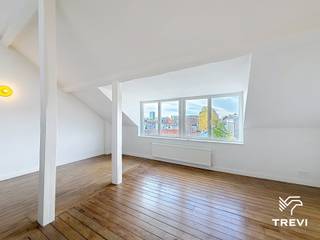 <p><strong>ELSENE – Ideaal gelegen op het Raymond Blyckaertsplein, op een steenworp van het Flageyplein, winkels, restaurants en openbaar vervoer, ruim appartement van ±128m² bewoonbare oppervlakte gelegen op de 3e verdieping. Het appartement bestaat uit een inkomhal met apart toilet, een zeer ruime woonkamer van ±37,5m² met een mooie bureauruimte / slaapkamer op mezzanine van ±10,5m², een grote aparte volledig uitgeruste keuken van ±17,5m² (oven, kookplaat, dampkap, koelkast/vriezer, vaatwasser), een nachthal, twee mooie en grote slaapkamers van ±16m² en ±18m², en een complete badkamer (ligbad, douche, toilet, wastafel, wasmachine). Parkeerplaats inbegrepen in de huurprijs. Vaste kosten van € 100/maand (gemeenschappelijke delen). EPC E! Onmiddellijk vrij. Afmetingen worden ter indicatie gegeven.</strong><br /><br /></p>
<p></p>
<p><u>Op de 3e verdieping:</u></p>
<ul>
<li>Inkomhal met apart toilet</li>
<li>Woonkamer van ±37,5m² (5,5 x 6,9) met bureau / slaapkamer op mezzanine van ±10,5m² (3,5 x 3)</li>
<li>Aparte volledig uitgeruste keuken van ±17,5m² (oven, kookplaat, dampkap, koelkast/vriezer, vaatwasser)</li>
<li>Nachthal</li>
<li>Slaapkamer van ±16m² (3,6 x 4,3)</li>
<li>Slaapkamer van ±18m² (4,5 x 4)</li>
<li>Badkamer (bad, douche, toilet, wastafel, wasmachine)</li>
</ul>
Parkeerplaats inbegrepen in de huurprijs