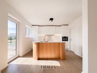 Renovated house with 4 full bedrooms, 2 bathrooms, indoor garage and south-west facing garden in Moerkerke.Thanks to its convenient location in...