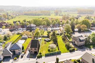Perceel bouwgrond gelegen in de Vierwindenstraat.

Geschikt voor open bebouwing of als projectgrond voor 2 Half open bewoningen (stedenbouwkundig attest is in aanvraag) 

Ligging: 
Rustige straat met geen doorgaand verkeer
Op wandelafstand van de Muur van Geraardsbergen
Op 8 min. stappen van de markt van Geraardsbergen en het Stadcentrum
GEEN overstromingsgevoelig gebied 
Zuidgerichte tuin(en) 
Geen bouwverplichting

Stedenbouwkundig attest in aanvraag voor verkaveling van 2 HOB van resp. LOT 1: 5a17 en LOT2: 4a70 waarvan plan in advertentie. 
LOT1 en LOT2 worden niet afzonderlijk verkocht maar wel als projectgrond.

Alle bijkomende info is beschikbaar op aanvraag (o.a plannen , stedenbouwkundige voorschriften, bodemattesten, ...)
Afmetingen op de foto's zijn informatief en niet bindend. 
Voor bijkomende info: Contacteer Pieter Cardoen, 0475 36 12 52 of via Pieter@cornelis-partners.be 