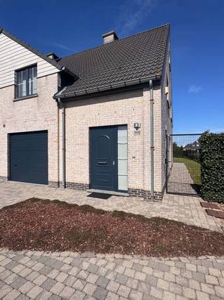 Instapklare woning met 3 slaapkamers, garage en tuin
Deze instapklare halfopen bebouwing is als volgt ingedeeld:
Op het gelijkvloers: via de ruime inkomhal, voorzien van een gastentoilet, komt u in de aangename leefruimte. Deze bestaat uit een ruime zithoek en eetplaats en geniet dankzij de grote raampartijen en dubbele schuifdeur van een mooie lichtinval en een rechtstreeks zicht op de tuin. De reeds aanwezige schouw biedt bovendien de mogelijkheid om een haard te plaatsen.
De aangrenzende keuken is uitgerust met een kookplaat, dampkap, oven en koelkast en beschikt over voldoende kastruimte. Vanuit de keuken is er rechtstreeks toegang tot het terras en de tuin.
Verder beschikt het gelijkvloers over een ruime wasplaats/berging en een praktische garage.
Via de trap in de inkomhal kom je op de eerste verdieping. Hier bevinden zich drie ruime slaapkamers en een aparte bureauruimte, ideaal als thuiswerkplek of hobbyruimte.
De bijzonder ruime badkamer is uitgerust met een douche, ligbad en dubbel lavabomeubel.
De woning beschikt bovendien over een zeer ruime zolder, bereikbaar via een uittrekbare trap. De zolder is reeds voorzien van een afgewerkt raam en een vloer van geperst hout, waardoor deze ruimte mits verdere inrichting mogelijkheden biedt voor één of meerdere extra slaapkamers, een hobbyruimte of polyvalente ruimte.
De oprit biedt plaats voor 3 wagens.
De woning geniet een uiterst gunstige en vlot bereikbare ligging. Op wandelafstand bevinden zich diverse bushaltes. Ook belangrijke invalswegen en fietspaden zijn vlot bereikbaar, waardoor zowel het centrum als omliggende gemeenten gemakkelijk bereikbaar zijn.