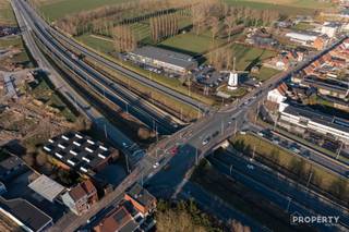 Grote loods/nijverheidsgebouw op het kruispunt van Wevelgem met Menen.Het perceel heeft een oppervlakte van 1384 m².Bebouwde oppervlakte: 1110...