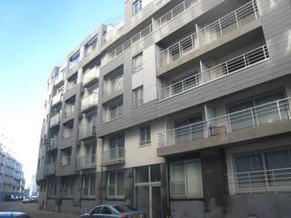 Staanplaats (in het midden) achter de residentie.<br /><br />Meerwaarde voor uw appartement en altijd plaats!<br /><br />De parkeerplaats is de plaats waar de auto staat.<br /><br />Grote poort om in te rijden. Hoog en breed.