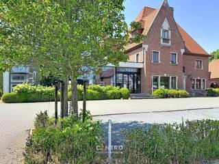 Uitzonderlijke commerciële site met woonst op toplocatie te Roeselare!<br /><br />Op een absolute zichtlocatie langs één van de belangrijkste commerciële invalswegen van Roeselare bevindt zich deze veelzijdige en uitstekend bereikbare commerciële eigendom op een ruim perceel van maar liefst 2.711 m².<br />Deze unieke site combineert de charme van een voormalige karaktervolle dokterswoning, die werd omgevormd tot een commercieel handelspand, met een recent gerealiseerd commercieel nieuwbouwgebouw voorzien van een moderne handelsruimte en een bovenliggende woonst. Dankzij deze combinatie biedt het geheel tal van mogelijkheden voor ondernemers, investeerders, vrije beroepen, retailactiviteiten, showroomconcepten, dienstverlenende bedrijven of een combinatie van wonen en werken.<br />De eigendom geniet van een uitstekende commerciële visibiliteit dankzij haar ligging langs de  druk bereden weg, een belangrijke verbindingsas. Het ruime perceel biedt bovendien een comfortabele bereikbaarheid met 10 privatieve parkeerplaatsen op eigen terrein, een belangrijke troef voor klanten, bezoekers en personeel.<br /> <br /><strong>INDELING:</strong><br /><u><em><strong>Gelijkvloers: (478m2).</strong></em></u><br />Royale inkomhal - praktijkruimte/bureel - ruime living - keuken - gastentoilet - vestiaire - winkelruimte - NIEUWBOUW-winkelruimte/toonzaal (281m2).<br /><br /><u>Verhuurde broodjeszaak:</u><br />- Oppervlakte: Circa 60m2;<br /><br /><u><em><strong>Kelder Volledig onderkelderd (478m2).</strong></em></u><br />- Toegankelijk met bestelwagens.<br />- Vloer in polybeton.<br /><br /><u><em><strong>Eerste verdieping: (Circa 189m²).</strong></em></u><br />- 5 Kantoren/praktijkruimtes  (5 slaapkamers + badkamer mogelijk).<br /><br /><u><em><strong>Tweede verdieping (Circa 151 m²):</strong></em></u><br /> Ruim appartement (151 m²) MET LIFT, bestaande uit een ruime living - open keuken -  wasplaats - badkamer - 3 slaapkamers.<br /><br /><u><strong>Opmerkingen:</strong></u><br />- Strategische ligging langs een drukke commerciële invalsweg.<br />- Ruim perceel van 2.711 m².<br />- Voormalige dokterswoning met authentieke uitstraling, ingericht als handelspand.<br />- Recent commercieel nieuwbouwgebouw met moderne handelsruimte.<br />- Bovenliggende woonst ideaal voor uitbating, eigen bewoning of verhuur.<br />- 10 parkeerplaatsen op eigen terrein (Uitbreidbaar).<br />- Uitstekende zichtbaarheid en bereikbaarheid.<br />- Veelzijdige invulmogelijkheden voor diverse commerciële activiteiten.<br />- Interessante opportuniteit voor zowel eigen gebruik als investering.<br /><br />INTERESSANT aanbod op TOPLIGGING in Roeselare!  Aarzel  zeker niet om ons te contacteren voor verdere info en/of een bezoek ter plaatse: 051/817 817 - info@centro.be.