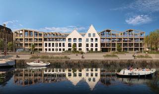 Aan de Kaaiplaats in Veurne krijgt een bijzondere locatie een nieuwe toekomst met residentie De Kaai: een doordacht woonproject dat harmonieus aansluit bij het historische stadsbeeld. Bestaande uit vijf architecturaal samenhangende gebouwen met elk een eigen identiteit. De 38 appartementen variëren van 65 tot 166 m² en bieden een mix van één, twee of drie slaapkamers, evenals exclusieve penthouses.Dit appartement beschikt over 2 slaapkamers en zonnig terras (8 m²).Wonen in De Kaai draait om licht, ruimte en verbinding met de omgeving. Grote raampartijen en ruime, zuidwestgerichte terrassen brengen het uitzicht op het water en de stad naar binnen, terwijl de slaapkamers uitkijken op een groene binnentuin van 1.700 m².Duurzaamheid is een centrale pijler. Dankzij geothermie, hoogwaardige isolatie en energiezuinige technieken verbruiken ze aanzienlijk minder energie. Vloerverwarming, performante beglazing en ventilatie zorgen voor een aangenaam binnenklimaat.Ook mobiliteit en leefkwaliteit staan centraal. Het project is autoluw, met een ondergrondse parking en een ruime fietsenstalling. De ligging is een absolute troef: winkels, horeca, het station en het historische centrum liggen op wandelafstand, terwijl de zee en het open landschap vlakbij zijn.Met zijn tijdloze architectuur, hoogwaardige afwerking en sterke focus op comfort en duurzaamheid biedt De Kaai een unieke woonervaring waar stad, water en groen samenkomen. Op zoek naar nieuwbouw te koop in Veurne, plan dan nu alvast een afspraak!Bestuursmaatregelen in het maatregelenregister: nee