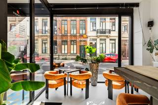 <p>Welkom in hartje Antwerpen! Dit unieke handelshuis bevindt zich in de befaamde wijk Zurenborg, één van die Antwerpse buurten die sfeer en gezelligheid ademt dankzij haar prachtige architectuur, karaktervolle straten en een levendige mix tussen jonge gezinnen, ondernemers, stadsmensen én levensgenieters. Bovendien bevindt de bruisende Dageraadplaats zich slechts op een steenworp afstand, dé ontmoetingsplek met sfeervolle terrassen, leuke cafés en restaurants.</p>
<p>Op het gelijkvloers ontdek je een trendy handelsruimte van maar liefst 65 m², compleet met een praktische kitchenette en uiteraard een toilet. Als absolute troef geniet je achteraan van een verrassend gezellige buitenruimte, een unieke meerwaarde die zich perfect laat vertalen naar jouw concept.</p>
<p>Op de eerste verdieping betreed je de woning, waar een unieke mix tussen authenticiteit en moderne invloeden je meteen weet te overtuigen. Hoge plafonds, prachtige planchetvloeren, sierlijke moulures en grote raampartijen zorgen meteen voor een exclusieve en ruimtelijke sfeer terwijl de stijlvolle, strakke open keuken met kookeiland het kloppende hart vormt van de leefruimte. Via de statige trap bereik je de bovenliggende verdiepingen waar er 3 ruime slaapkamers (22 m², 21 m² & 16 m²) op je wachten waarvan één toegang biedt tot het royale dakterras van 13 m², jouw eigen stukje rust middenin de levendigheid van de stad. Tot slot is er uiteraard nog een badkamer die werd voorzien van alle comfort, deze beschikt nl. over een comfortabel ligbad, inloopdouche, lavabo in meubel én aansluitingen voor een was- en droogmachine.</p>
<p>Kortom, een unieke parel voor wie wonen en werken wil combineren onder één dak!</p>
<p>Of voor wie simpelweg op zoek is naar een interessante investering: <br /><strong>Momenteel verhuurd</strong> à € 2.445,00/maand wat zorgt voor € 29.340,00 op jaarbasis. <br />Dit resulteert in een rendement van 3,70 %.</p>
<p><strong>Technische gegevens: Kelder </strong>voorzien.<strong> </strong>Aparte inkom voor het woon- en werkgedeelte. Centrale verwarming op gas via een condenserende ketel, HR-beglazing in aluminium, <strong>geïsoleerd dak, zonnepanelen </strong>aanwezig! Aparte meters voor gas en elektriciteit, water is gemeenschappelijk. <strong>Elektriciteit is conform!</strong></p>
<p><strong>Stedenbouwkundige inlichtingen en bodemattest in aanvraag. Asbestveilig! Bevindt zich niet in een risicozone voor overstromingen (P- en G-score C). Renovatieverplichting niet van toepassing.</strong></p>