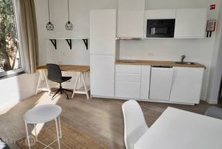 Gemeubelde studio 32m2 met aparte slaapkamer en open uitzicht – Tervuursevest Leuven<br />Deze gezellige en volledig gemeubelde studio is gunstig gelegen aan de Tervuursevest in Leuven, met een mooi, open uitzicht.<br />De studio beschikt over een aangename leefruimte van 20,5 m² met een open, volledig ingerichte keuken, voorzien van een kookplaat, dampkap, spoelbak, vaatwasser, koelkast met vriesvak en microgolfoven.<br />De afzonderlijke slaapkamer van 7,6 m² is ingericht met een bed van 120 x 200 cm en kleerkast. De badkamer van 3,3 m² beschikt over een douche, wastafel en toilet.<br />Dankzij de praktische indeling en de aanwezige meubels is deze studio ideaal voor wie op zoek is naar een comfortabele en instapklare woongelegenheid.<br />Uitstekende ligging: vlak bij parking Bodart, met een vlotte verbinding naar het centrum van Leuven, de ring en de opritten van de autosnelweg. Ook het openbaar vervoer en diverse voorzieningen bevinden zich in de nabije omgeving.<br />In de huurprijs zit ook toegang tot het internet inbegrepen. Water, gas en elektriciteit zijn niet inbegrepen. Min huur is 1 jaar.<br />Interesse in deze gemeubelde studio? Contacteer Immo-M voor meer informatie of een bezoek! info@immo-m.be of bel 0468 22 53 22.