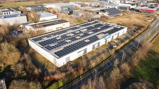 Dit instapklare bedrijfsgebouw is gelegen op een perceel van 10.194 m² en combineert 1.442 m² kantoren met 4.041 m² functionele opslag-...