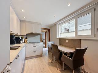 Op zoek naar een charmante gezinswoning op een rustige locatie, maar toch dicht bij alles? Deze woning combineert wooncomfort met een uitstekende ligging op wandel- en fietsafstand van winkels, scholen, openbaar vervoer, het strand en de duinen. Dankzij de vlotte verbinding met de A10 zijn ook omliggende steden en gemeenten makkelijk bereikbaar.<br /><br />Via de inkomhal met praktische bergruimte komt u in de lichtrijke leefruimte, met plaats voor een gezellige zithoek en eethoek. Aansluitend bevindt zich de goed uitgeruste keuken met extra eetplaats, ideaal voor gezellige gezinsmomenten. De badkamer beschikt over een inloopdouche, toilet en lavabomeubel.<br /><br />Een absolute troef is het gezellige stadsterras, bereikbaar vanuit de leefruimte of via het sas. Hier geniet u heerlijk van het buitenleven. Daarnaast zijn er extra bergruimte en een praktische werkplaats met aansluitingen voor wasmachine en droogkast.<br /><br />Op de eerste verdieping bevinden zich twee lichtrijke slaapkamers. Via de vaste trap bereikt u de zolderverdieping met een derde kamer, momenteel ingericht als dressing en technische ruimte. Deze kan perfect dienstdoen als extra slaapkamer, hobbyruimte of bureau.<br /><br />Een warme en praktische woning met een aangename buitenruimte en een bijzonder aantrekkelijke ligging: rustig wonen en toch alles dichtbij, met de kust om de hoek.<br /><br />Deze woning is te koop ZONDER makelaar via het concept van Smart Houses! Inlichtingen of een bezoek? Contacteer de eigenaar via +32472052452