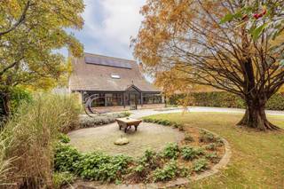 <p><span>Welkom in deze charmante vrijstaande woning, in een doodlopende straat op Ten Aard, gelegen op een half hectare. Deze parel combineert rust en privacy met een gevarieerde buitenruimte: ruime oprit, een verzorgde tuin met volwassen bomen, diverse zithoeken en een ingerichte tuinwoning.</span></p><p><span></span></p><p> </p><p><span>Het interieur valt op door een ruime inkomhal met overloop, een heldere living met veel daglicht en een sfeervolle kachel. Aan de achterzijde vindt u een ruime, lichte leefkeuken met ingerichte bijkeuken. Aansluitend aan de living en de keuken vind je over de ganse breedte van de woning een grote, open veranda die een  panoramisch uitzicht geeft op de tuin. Ze vormt een perfecte ontmoetingsplek om het hele jaar door van de prachtig aangelegde tuin te genieten.</span></p><p><span></span></p><p> </p><p><span>De badkamer is op de begane grond, en is voorzien van een bad en een douche. Het toilet is apart. Voor wie volledig op de begane grond wil leven, bestaat de mogelijkheid om het voorste deel van de living om te vormen tot een slaapkamer.</span></p><p><span></span></p><p> </p><p><span>Boven vind je 3 slaapkamers. Er zijn twee heel grote slaapkamers, waarvan eentje zelfs met een mezzanine; een perfecte basis om in te richten als studio. De derde slaapkamer is momenteel ingericht als bureau. </span></p><p><span></span></p><p> </p><p><span>Buiten vind je onder meer een ruime garage en voldoende parkeergelegenheid. Verder in de tuin de gezellig ingerichte tuinwoning, die een living met kachel, een keuken, 2 slaapkamers en een badkamer omvat. </span></p><p><span></span></p><p><span>Voor en rond de woning is de tuin prachtig aangelegd. De totale diepte van het perceel is 300m. Heb je groene vingers? Heb of wil je een paard? Geitjes? Leg je de vijver graag terug aan? Het kan hier allemaal! Echt een pareltje voor wie rust, privacy en ruimte wil combineren.</span></p><p><span></span></p><p> </p><p><span>De centrale verwarming draait op mazout. Doordat de woning zo goed geïsoleerd is, kan je ze met de zalige stralingswarmte van de houtstoof op temperatuur houden.</span><br /><span>Met een EPC-score van 163 en label B zit je goed. De woning is uitgerust met 25 zonnepanelen.</span></p><p><span>In de woning en de tuinwoning werd geen asbest aangetroffen. De dakplaten op het houtkot en de garage zijn asbesthoudend, alsook een bakeliet elektriciteitsmeter en een wand in een schuurtje.</span></p><p><span></span></p><p> </p><p><span>Met de virtuele toer kan je al eens door de woning, een stuk van de tuin en de tuinwoning wandelen. Met de knoppen kan je makkelijk de meubels verwijderen zodat je de kamers helemaal leeg kan zien. Verder is er een functie om de kamers op te meten. Succes!</span></p><p><span></span></p><p> </p><p><span>Is jouw interesse geprikkeld? Plan dan snel een bezoek!!</span></p><p><span></span></p><p> </p><p><span>Heb jij plannen om jouw pand te verkopen of te verhuren? Contacteer Nxxt voor een gesprek. We koppelen de mogelijkheden die jouw pand biedt aan jouw wensen. Samen naar jouw </span><span> </span><span>Nxxt Step!!</span></p>