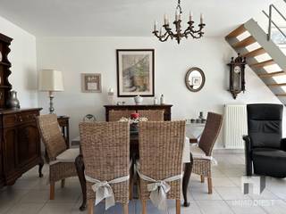 <p><span>Welkom in dit verzorgd appartement met zonnig terras in Diest.</span></p><p><span>Dit appartement aan de Engelandstraat 55 B2 combineert een aangename lichtinval met een praktische indeling en een gezellige woonuitstraling. Dankzij de grote raampartijen, het terras en het open zicht geniet u hier van een ruimtelijk gevoel, in het rustige gedeelte van de stad. Het gunstige EPC-label B is hierbij een mooie extra troef. </span></p><p><span>De ligging is een sterke troef: u woont hier in het centrum van Diest, met winkels, scholen, openbaar vervoer en verschillende voorzieningen in de onmiddellijke omgeving. Ook belangrijke verbindingswegen zijn vlot bereikbaar.</span></p><p><span>Het appartement is bereikbaar per lift en beschikt over een lichtrijke leefruimte, een ingerichte keuken met eetplaats, één slaapkamer op de hoofdverdieping, een badkamer, een apart toilet, een bovenliggende ruimte met extra leefhoek, twee polyvalente kamers en een tweede apart toilet. Daarnaast geniet u van een zonnig terras met mooi uitzicht. De wagen (en fietsen) parkeert u vlot op uw eigen parkeerplaats in de ondergrondse garage.</span></p><p><span>INDELING:</span><span><br />Bij het binnenkomen wordt u verwelkomd in de ruime leefruimte met vide en veel natuurlijk licht. De grote schuiframen zorgen voor een open gevoel en geven rechtstreeks toegang tot het terras. Hier kan u genieten van een zonnige buitenruimte met een mooi zicht over de omgeving.</span></p><p><span>De leefruimte biedt voldoende plaats voor zowel een gezellige zithoek als eetruimte en sluit mooi aan bij de trap naar de bovenliggende ruimte. Deze bovenliggende ruimte werd ingericht als een extra leefruimte en creëert zo een aangename, aparte plek die perfect kan dienen als leesruimte, ontspanningsruimte of hobbyhoek. Daarnaast bevinden zich hier nog een apart toilet en twee polyvalente kamers, die naar wens kunnen worden ingericht als slaapkamer/babykamer, bureau, dressing, hobbyruimte of extra opbergruimte.</span></p><p><span>De keuken is apart ingericht en beschikt over de nodige toestellen, waaronder een kookplaat, dampkap, oven en dubbele spoelbak. Dankzij het dakraam komt er veel licht binnen en is er voldoende plaats voor een gezellige ontbijthoek of eettafel.</span></p><p><span>Verder beschikt het appartement op de hoofdverdieping over een apart gastentoilet en praktische bergruimte.</span></p><p><span>De slaapkamer bevindt zich eveneens op de hoofdverdieping en biedt voldoende plaats voor een dubbel bed en kastruimte. De badkamer is verzorgd ingericht en voorzien van een ligbad en dubbele wastafel, waardoor u hier geniet van alle nodige comfort in een praktische setting.</span></p><p><span>EXTRA TROEVEN:</span><span><br />· Verzorgd appartement in Diest<br />· Zonnig terras met open zicht<br />· Lichtrijke leefruimte met grote raampartijen<br />· Ingerichte keuken met eetplaats<br />· Eén slaapkamer (en badkamer) op de hoofdverdieping<br />· Twee polyvalente kamers + bureauruimte/leeshoek boven (ev. extra slaapkamer)<br />· Twee aparte toiletten<br />· Praktische bergruimte<br />· Gunstig EPC-label B (U heeft geen renovatieplicht)<br />· Centrale verwarming op gas<br />· Rustige en goed bereikbare ligging<br />· Nabij centrum, winkels, scholen en openbaar vervoer<br />· Eigen ondergrondse parkeerplaats inbegrepen</span></p><p><span>Dankzij de aangename ruimtes, de zonnige buitenruimte en de centrale ligging vormt dit appartement een ideale thuis voor singles, koppels, kleine gezinnen of investeerders.</span></p><p><span>Wenst u meer info of een bezoek? Aarzel niet en bel Immo Diest: 013 31 25 22.<br />Virtuele tour staat online op <span>www.immodiest.be</span></span><span>. </span></p>