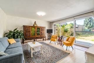 rong&gt;Te koop in Meise: woning met 5 slaapkamers<p><br /></p><p>Deze ruime gezinswoning is gelegen in een groene, residentiële omgeving in Meise, nabij scholen, openbaar vervoer en belangrijke invalswegen. Met 5 slaapkamers biedt de woning bijzonder veel ruimte, waarvan 2 slaapkamers op het gelijkvloers ideaal zijn voor wie gelijkvloers wil wonen of extra ruimte zoekt. Daarnaast zijn er 2 badkamers, waarvan één op het gelijkvloers, een ruime garage en een aangename tuin. Nabijgelegen gemeenten zoals Wolvertem, Grimbergen, Wemmel en Kapelle-op-den-Bos zijn vlot bereikbaar.</p><p><br /></p><p><strong>Belangrijkste ruimtes:</strong></p><p>• Ruime woonkamer</p><p>• Uitgeruste keuken</p><p>• Vijf slaapkamers</p><p>• Twee badkamers, waarvan één op het gelijkvloers</p><p>• Ruime garage met automatische poort en aansluitingen voor wasmachine en droogkast</p><p>• Berging</p><p><br /></p><p><strong>Troeven:</strong></p><p>• 5 slaapkamers, waarvan 2 op het gelijkvloers</p><p>• 2 badkamers, waarvan één op het gelijkvloers</p><p>• Ruime garage met automatische poort</p><p><br /></p><p><strong>Wens je een bezoek? Contacteer ERA LEUS &amp; TOYE via 02/335.11.12 en plan een afspraak met Gilles Sato.</strong></p><p><br /></p><p><strong>JOUW DROOMHUIS. ZO GEVONDEN!</strong></p>
