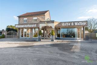 <p><span>Gelegen op een van de drukste invalswegen van Sint-Truiden, biedt deze commerciële ruimte van ±175 m² een uitstekende zichtbaarheid en bereikbaarheid voor diverse ondernemingen en klanten. </span></p><p><span>De Tongersesteenweg is een belangrijke verkeersader die de stad verbindt met Tongeren en diverse omliggende gemeenten, wat zorgt voor een constante stroom van voorbijgangers.</span><span>​</span></p><p><span> </span></p><p><span>De locatie bevindt zich in de nabijheid van verschillende bedrijventerreinen, waaronder Schurhovenveld, Brustem, Sint-Truiden Zuid en Droneport. </span></p><p><span> </span></p><p><span>De ruimte is flexibel in te richten en geschikt voor diverse bedrijfsactiviteiten, zoals retail, dienstverlening of kantoorruimte. Met een oppervlakte van 175 m² biedt het voldoende ruimte om uw bedrijfsactiviteiten optimaal te ontplooien.</span><span>​</span></p><p><span> </span></p><p><span>Het gebouw wordt verwarmd door een collectieve verwarmingsketel op stookolie (van 2021) in combinatie met een airco-installatie. </span></p><p><span> </span></p><p><span>Op eigen terrein zijn er 5 parkeerplaatsen maar dankzij de ligging aan de Tongersesteenweg kan er ook langs de weg geparkeerd worden. </span></p><p><span> </span></p><p><span>Contacteer ons kantoor voor meer info over de diverse mogelijkheden!</span></p><p><span> </span></p><p><span> </span></p><p><span>Aandeel huurder in de plaatsbeschrijving: € 250.</span></p><p><span>Kadastraal inkomen ten laste van de huurder.</span></p>