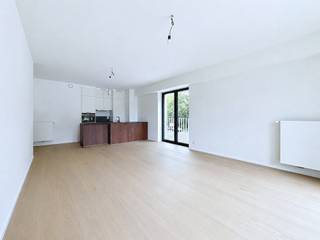 Tel.: 0456 12 69 37 / E-mail: kilian.f@weinvest.be<br /><br />We Invest biedt u exclusief dit prachtige appartement met twee slaapkamers van 106 m² aan, gelegen op een steenworp van Woluwe Shopping en alle andere voorzieningen (openbaar vervoer, winkels, ziekenhuis, enz.).<br /><br />Gelegen op het gelijkvloers van een nieuw gebouw met lift, is het als volgt ingedeeld: een inkomhal, een woon- en eetkamer met een volledig uitgeruste open keuken, een zuidgericht terras, twee aparte toiletten, een wasruimte en twee slaapkamers (± 16 en 11 m²), elk met een eigen badkamer. Het appartement beschikt eveneens over een kelder in hetzelfde gebouw en een optionele parkeerplaats met een elektrische laadpaal voor een meerprijs van € 100/maand.<br /><br />Technische informatie: ventilatiesysteem type D, domotica voor alle verlichtingspunten, veiligheidsdeur en op maat gemaakte stores, die de komende dagen worden geplaatst.<br /><br />Lasten: € 125 (voorschot voor het onderhoud van de gemeenschappelijke delen).<br /><br />EPB: A<br /><br />Beschikbaar vanaf 1 september! Huurovereenkomst van één jaar (hernieuwbaar).<br /><br />Snel te bezichtigen! Ontdek al onze exclusieve panden op www.weinvest.be!