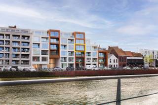 Deze volledig gemeubelde studio voor korte verhuur aan de Leie in Kortrijk is ideaal voor een verblijf tot maximaal 90 dagen. Het interieur is stijlvol ingericht met hoogwaardige meubels, wat zorgt voor een aangenaam en comfortabel verblijf. <br /><br />De studio beschikt over een elegante inkomhal, een lichte en ruime woonkamer met open keuken. Daarnaast is er een overdekt terras. De woning omvat ook een wasberging met wasmachine, een apart toilet en één smaakvol ingerichte slaapkamer met een comfortabel dubbel bed en voldoende opbergruimte voor je kleding. De moderne badkamer is voorzien van een ruime inloopdouche. <br /><br />Gelegen op het 3de verdiep, biedt deze studio rust en privacy. Ondergronds is er een private parkeerplaats beschikbaar, evenals een afgesloten gemeenschappelijke fietsenstalling. <br /><br />De huurprijs is btw-inclusief per maand. Bovendien wordt er een provisie van 79,5 €/maand gerekend voor water, gas, elektriciteit en internet, en 53 €/maand voor de syndic. <br /><br /><br />Waarom deze studio kiezen? <br /><br />-> beschikbaarheid 2026: enkel juli, augustus & september!<br />-> Volledig gemeubeld <br />-> Centrale en rustige locatie <br />-> Wasmachine aanwezig <br />-> Parkeerplaats inbegrepen <br />-> Perfect voor tijdelijke huisvesting <br />-> Ideaal voor een kort verblijf in Kortrijk <br /><br />Interesse? Vul snel het contactformulier in en we nemen spoedig contact met je op!