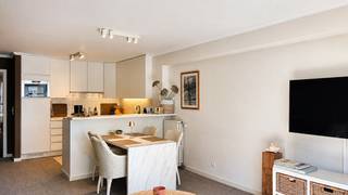 Gelegen op een centrale en gegeerde ligging in de gouden shopping driehoek en op wandelafstand van het strand ligt dit gezellig appartement op de derde verdieping. Van hieruit heb je een fantastisch zicht over de Dumortierlaan tot het Driehoeksplein.<br /><br />De ruime leefruimte, eethoek, waarvan de tafel uitbreidbaar is tot zeven personen, en volledig ingerichte open keuken vloeien in elkaar over. Naast deze zijn ook de twee slaapkamers voorzien van hoogwaardige Bolon BKB vloerbekleding. De hall heeft een ruime ingemaakte vestiairekast. Het appartement telt twee volledige slaapkamers met elk een aansluitende douche/badkamer voorzien van Gröhe kranen. Beide rustig gelegen slaapkamers geven uit op een zonnig terras. Er zijn twee wc's aanwezig. Er is een privatieve kelder dat eveneens met de lift bereikbaar is. Ideaal als vaste woonst, tweede verblijf of investering in het centrum van Knokke met EPC A-label.<br /><br />De algemene voorwaarden van Dewaele DIY kunt u steeds raadplegen via dewaele.com.<br /><br />Bestuursmaatregelen in het maatregelenregister: in aanvraag