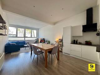 <p><span>Stijlvol gelijkvloers twee appartement met ruime tuin in Groenenhoek, Berchem</span></p><p><span>Ben je op zoek naar een stijlvol en comfortabel appartement met een centrale ligging en een prachtige tuin? Dit recent gerenoveerde gelijkvloers appartement in een kleinschalig gebouw in Berchem Groenenhoek biedt alles wat je nodig hebt voor een zorgeloos en luxueus leven.</span></p><p><span> </span></p><p><span> </span></p><p><span>Het appartement heeft de volgende indeling:</span></p><p><span> </span></p><p><span>Inkomhal</span></p><p><span>Via de ruime inkomhal kom je binnen, deze geeft toegang tot de diverse ruimtes.</span></p><p><span> </span></p><p><span>Keuken en leefuimte</span></p><p><span>Via de inkomhal kom je terecht in de leefruimte die geniet van een ruime open keuken. De keuken is voorzien van hoogwaardige Bosch-apparatuur zoals koelkast, vriezer, oven en afwasmachine.</span></p><p><span>aansluitend kom je in de ruime en lichtrijk living. De grote raampartijen en hoge plafonds in de leefruimte zorgen voor een overvloed aan natuurlijk licht en creëren een luchtige sfeer, de nodige privacy en geen inkijk!</span></p><p><span> </span></p><p><span>Slaapkamers en badkamer</span></p><p><span>Er zijn twee slaapkamers aanwezig. Via één van de slaapkamers, wat momenteel als bureel is ingericht, heb je direct toegang tot de prachtige groene tuin. <br />Deze tuin is aan de achterzijde gelegen en geniet van veel zon en groen rondom je. De tuin is west georiënteerd. </span></p><p><span>Achteraan de tuin bevindt zich een ruime tuinberging, ideaal voor het opbergen van fietsen, tuinmeubelen of tuingereedschap, met directe toegang tot een aangrenzend groengebied.</span></p><p><span>De moderne badkamer heeft een ruime inloopdouche en dubbele lavabo.</span></p><p><span> </span></p><p><span>Berging</span></p><p><span>De handige berging met aansluitingen voor wasmachine en droogkast, plus een private droge kelderberging, zorgen ervoor dat je altijd voldoende opbergruimte hebt.</span></p><p><span> </span></p><p><span>Huurprijs &amp; beschikbaarheid</span></p><p><span>Huurprijs: </span><span>€1.100,00 / maand</span></p><p><span>GEEN maandelijkse kosten</span></p><p><span>Beschikbaar: </span><span>01/07/2026</span></p><p><span> </span></p><p><span> </span></p><p><span> </span></p><p><span> </span></p>