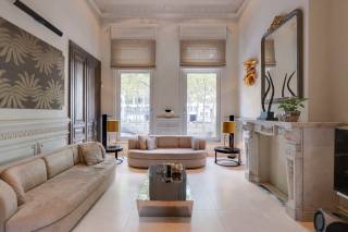 Aan de prestigieuze Amerikalei schittert deze 19e-eeuwse herenwoning, waar historische grandeur en moderne luxe in perfecte harmonie samenkomen. Met een perceel van ca. 333 m² en een woonoppervlakte van ca. 543 m² biedt dit pand vijf verdiepingen vol elegantie en comfort.<br /><br />Achter de statige gevel betreed je een marmeren inkomhal die onmiddellijk de toon zet: elegantie, historie en verfijning. De royale leefruimte baadt in het licht en vloeit harmonieus over in de eetkamer, waar authentieke eer doen aan de rijke geschiedenis van het pand. Aan de achterzijde wacht de leefkeuken met authentieke lichtkoepel, uitgerust met Gaggenau-toestellen en directe toegang tot het terras en de zuidgerichte tuin; een oase van rust midden in de stad.<br /><br />In het souterrain bevindt zich een exclusieve wellness met verwarmd binnenzwembad, sauna en relaxruimte, aangevuld met wijnkelder, wasplaats en een multifunctionele kamer. De verdiepingen erboven huisvesten een master suite met uitzicht op de Leien, slaapkamers met eigen badkamers en dressings, en een elegante bureauruimte met zicht op de tuin. De bovenste verdieping verrast met een royale ontspanningsruimte en panoramisch zicht op het Museum voor Schone Kunsten.<br /><br />Een uitzonderlijk aanbod waar authenticiteit en hedendaags wooncomfort samensmelten. <br />Optioneel is een overdekte autostaanplaats op wandelafstand beschikbaar (€35.000).<br /><br />Ontdek deze unieke kans met LISTED en bel +32 3 283 51 51.