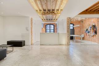 Bienvenue au Magazijn Julia – un ancien entrepôt avec écuries et forge, conçu en 1876 par Charles De Coster et construit dans un style...