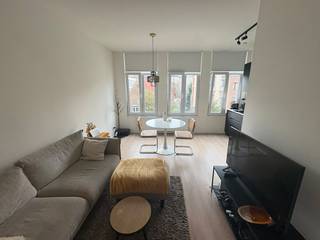 Volledig gemeubeld 1 slaapkamer appartement op de tweede verdieping regio Eilandje.<br /><br />Het appartement is gelegen op de tweede verdieping van een kleinschalig gebouw en is enkel toegankelijk met de trap. Het appartement is ingedeeld met een leefruimte die aansluit op de open keuken die voorzien is van vaatwasmachine, inductievuur, koelkast, diepvriesvak, dampkap en combinatie oven. Verder is er nog een slaapkamer met ingebouwde kasten waar de wasmachine instaat en een badkamer die voorzien is van een inloopdouche, lavabo en toilet. Het appartement is volledig gemeubeld.<br /><br />Meters gas, water en elektriciteit individueel.<br />De maandelijkse kosten bedragen €35,00.<br />BESCHIKBAAR VANAF 01 JANUARI 2027.