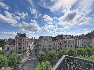 <strong>SCHAERBEEK : Appartement met 1 slaapkamer van ±52m² vlakbij het Josaphatpark gelegen op de 4de verdieping zonder lift. Het bestaat uit een woonkamer ±19m², keuken met elektrische kookplaat, badkamer met wc, berging, slaapkamer ±15m² en balkon. Voorziening van kosten: 30€/maand voor de gemeenschappelijke ruimtes en afstand van verhaal verzekering. EPC E. Beschikbaar op 01/11/2026.</strong><br /><br /><span>4e verdieping zonder lift: </span><br /><br />- Woonkamer : ±19m²<br />- Keuken met elektrische kookplaat<br />- Badkamer met wc<br />- Slaapkamer : ±15m²<br />- Balkon : ±2m<br />- Berging