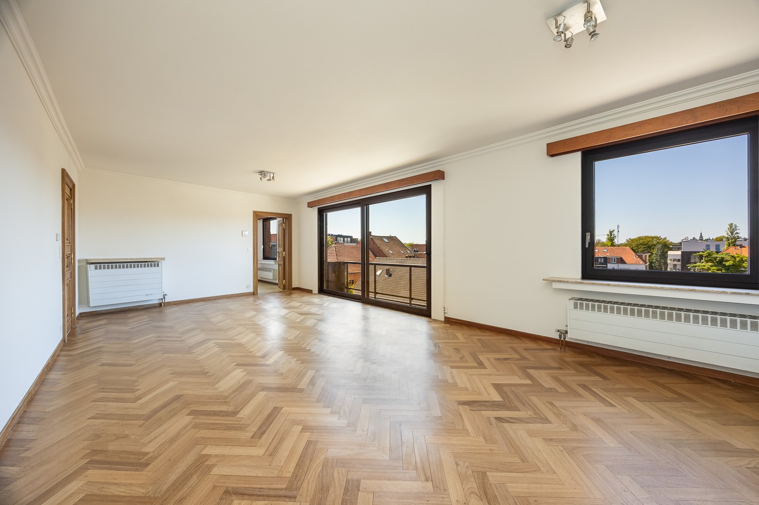 Ruim en lichtrijk appartement met 3 slaapkamers, privé garage en fietsenberging in Brasschaat - recent gerenoveerd met alle comfort. - foto 5