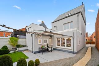 Deze charmante en zeer praktische woning is rustig gelegen en toch centraal in Berlaar, met alle voorzieningen binnen handbereik.<br />De woning verkeert in zeer goede staat en werd steeds uitstekend onderhouden, waardoor ze meteen instapklaar is. In 2018 werd ze gedeeltelijk gerenoveerd en ook in 2022 kreeg het gelijkvloers nog een opfrissing.<br /><br />Op het gelijkvloers vindt u een gezellige living met een duidelijk woon- en eetgedeelte, een functionele keuken en een praktische wasplaats uitgerust met douche en toilet.<br /><br />De eerste verdieping beschikt over twee ruime slaapkamers en een derde, kleinere kamer die perfect kan dienen als kinderkamer, bureau of dressing. Daarnaast is er een praktische zolder met ingemaakte kasten, ideaal voor extra opbergruimte.<br /><br />Buiten geniet u van het terras met luifel in een sfeervolle en onderhoudsvriendelijke achtertuin met kunstgras, perfect om te ontspannen zonder veel onderhoud. Bovendien is er een garage, wat een extra troef vormt.<br /><br />Een ideale woning voor wie comfortabel wil wonen op een rustige locatie, zonder in te boeten aan bereikbaarheid en praktisch comfort.<br /><br />Bekijk nu reeds de foto's en virtuele tour op onze website www.dplusvastgoed.be<br /><br />Voor meer informatie of voor een bezoek bel 0475 59 90 00 of mail yves@dplusvastgoed.be<br /> 