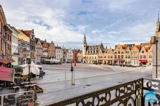 TE KOOP in DENDERMONDE - Deze statige herenwoning is gelegen aan de grote markt van Dendermonde en werd volledig gerenoveerd in 2016.Momenteel is dit...