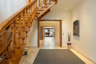 <strong>Ruime woning met 4 slaapkamers en grote bureauruimte op de ring in Turnhout.</strong><br />Mogelijkheid tot 5-6 slaapkamers | EPC: 288 kWh/m² | Elektrische keuring conform!<br /><br /><strong>Omschrijving:</strong><br />We betreden deze charmante woning via de imposante inkomhal. Van hieruit is er toegang tot het gastentoilet, de bureau, en de lichtrijke woonkamer. Deze ruime woonkamer van maar liefst 65m² geniet van voldoende lichtinval en beschikt over een gezellige houthaard. Aansluitend, met zicht op de tuin, is er een polyvalente ruimte (bureau/speelkamer/extra eetkamer) voorzien. Aansluitend vinden we de volledig geïnstalleerde keuken (koelkast, combi-oven, dubbele wastafel, keramisch kookvuur, dampkap en vaatwasser) met voldoende kastruimte en naastgelegen berging met ingemaakte kasten. Tevens biedt het gelijkvloers een grote wasplaats (18,75m²), voorzien van zeer veel ingemaakte kasten en een douche. Aan de gehele achterzijde van de woning vinden we een ruime veranda, uigerust met verwarming.<br /><br />Aan de voorzijde biedt de woning een kantoor (50m²), met toegang langs een aparte zijdeur. Het kantoor beschikt over degelijke ingemaakte kasten en is reeds uitgerust met 2 grote bureau's.<br /><br />Op de eerste verdieping vinden we 4 slaapkamers, waarvan 1 met dressing (en wastafel). Eén van de slaapkamers geeft toegang tot de afgewerkte zolderruimte. Via de nachthal en de 'master' bedroom is er toegang tot de badkamer. Deze is uitgerust met ligbad met jets, douche, toilet en dubbele wastafel in meubel.<br /><br />Aan de voorzijde van de woning is er plaats voor ± 4 wagens, de achterzijde is volledig verhard.