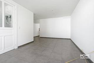 Achter deze gevel schuilt een verrassend ruime en volledig gerenoveerde woning waar comfort, charme en ligging perfect samenkomen.De lichtrijke...