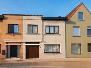 Charmante stadswoning met INPANDIGE GARAGE, DRIE SLAAPKAMERS, ZONNIGE TUIN en UITSTEKENDE LIGGING in Oudenaarde. Via de inkomhal, bereikbaar langs de inpandige garage, komt u binnen in deze INSTAPKLARE woning waar comfort en functionaliteit hand in hand gaan. De gezellige leefruimte vormt samen met de volledig ingerichte keuken en eetplaats het warme hart van de woning, ide. Daarnaast beschikt de woning over een PRAKTISCHE KELDER die extra bergruimte biedt. Op de eerste verdieping bevinden zich drie volwaardige slaapkamers, een open nachthal met gezellige zithoek en een ingerichte badkamer. Buiten geniet u van een ONDERHOUDSVRIENDELIJKE TUIN met ZONNIG TERRAS, een aangename plek om tot rust te komen in alle privacy. Ook technisch is deze woning goed uitgerust dankzij DAKISOLATIE, DUBBELE BEGLAZING en een RECENTE CV-KETEL, wat bijdraagt aan een energiezuinig wooncomfort. De rustige ligging aan de rand van Oudenaarde vormt een belangrijke troef, met winkels, scholen, horeca en het stadscentrum op wandelafstand. Bovendien zorgt de VLOTTE AANSLUITING OP DE N60 voor een uitstekende bereikbaarheid richting Gent en de omliggende gemeenten.<br /><br />Adres: Pauwel Vander Scheldenstraat 9 te Oudenaarde<br /><br />Geen renovatieplicht; P-score: C, G-score: A