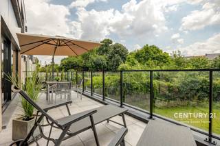 ***PROMO PROMO KOOPT U HET APPARTEMENT TIJDENS ONZE DISCOVERYS DAYS OP ZATERDAG 10/10, KRIJGT U DE AUTOSTAANPLAAT ER GRATIS BIJ!*** Ontdek dit uitzonderlijke penthouse van 121 m² in de recente Residentie High Five te Vilvoorde gebouwd in 2025, waar hedendaagse architectuur, luxueuze afwerking en baanbrekende energieprestaties perfect samenkomen. Dankzij de volledige zuidoriëntatie, grote raampartijen en het indrukwekkende panoramische terras geniet u de hele dag van een overvloed aan natuurlijk licht en een prachtig groen uitzicht.<br /><br />De royale leefruimte met stijlvolle open keuken vormt het hart van de woning. De keuken is uitgerust met hoogwaardige toestellen en een elegant kookeiland, ideaal voor wie houdt van koken en gezellig tafelen. Via de grote schuiframen loopt u rechtstreeks naar het ruime zonneterras, een heerlijke plek om in alle rust te ontspannen.<br /><br />De ruime slaapkamer beschikt eveneens over een rechtstreekse toegang tot het terras en wordt aangevuld met een op maat gemaakte dressing. Daarnaast is er een tweede polyvalente kamer die perfect dienst kan doen als slaapkamer, bureau of hobbyruimte. Verder beschikt het appartement over een luxueuze douchekamer, een afzonderlijk toilet, een volledig ingerichte wasruimte, een vestiaire met design glazen deuren, een gemeenschappelijke fietsenberging en een privatieve buitenberging.<br /><br />Dit penthouse behoort tot de absolute top op vlak van energiezuinigheid. Met een EPC A, een uitzonderlijk E-peil E3, een warmtepomp, zonnepanelen, vloerverwarming op lage temperatuur, actieve koeling en hoogwaardige thermische en akoestische isolatie geniet u van maximaal wooncomfort én bijzonder lage energiekosten. Dankzij de eigen energieproductie bedraagt het geschatte elektriciteitsverbruik slechts ongeveer €20 per maand.<br /><br />Bij het appartement hoort een extra brede, beveiligde autostaanplaats met laadpunt voor een elektrische wagen, aan te kopen voor €30.000. De gemeenschappelijke kosten bedragen slechts €85 per maand, inclusief syndicus, gebouwverzekering en onderhoud.<br /><br />Een bijkomende troef is dat dit appartement verkocht wordt onder het gunstige nieuwbouwregime, zonder 21% btw, met bovendien de mogelijkheid om onder bepaalde voorwaarden te genieten van het verlaagde btw-tarief van 2%. Daarnaast profiteert u nog van de resterende 10-jarige structurele garantie van de projectontwikkelaar.