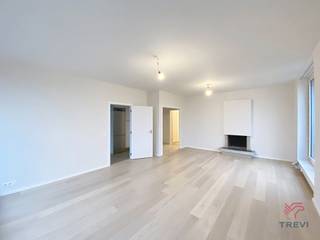 UCCLE – In the heart of a private park, in a quiet neighborhood of Uccle, close to Chaussée d’Alsemberg, near Place Saint-Pierre and the town hall, a stone's throw from transport and shops, beautiful 2-bedroom apartment of ±78m² living space located on the 6th floor composed of an entrance hall, a living room of ±32.5m² with a decorative fireplace and access to a SOUTH-facing terrace of ±8m², a fully equipped separate kitchen (oven, hobs, hood, fridge/freezer, dishwasher, microwave), a night hall with separate toilet, bedroom of ±9.5m² (4.2 x 2.3), a bedroom of ±14.5m² (3.5 x 4.1), a bathroom (bathtub, shower, sink), laundry room with machine connection and a cellar. Common laundry room available in the building. Provision for charges of €290/month (cold water, hot water, heating, concierge, common areas). PEB D. Available on 01/02/2026. Measurements given for information only.