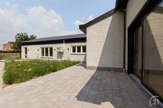 Magnifiek gerenoveerde woning met bijgebouw en parkeergelegenheid– ideaal voor cohousing, kangoeroewonen of vrij beroep. Wenst u een bezoek ,...