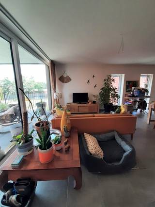 Volledig afgewerkt appartement, gelegen op de eerste verdieping, met 2 slaapkamers!<br /><br />Bestaande uit:<br />• Inkomhal<br />• Woonkamer<br />• Volledig ingerichte open keuken<br />• Geïnstalleerde badkamer<br />• 2 slaapkamers<br />• Berging<br />• Apart toilet<br />• Terras<br /><br />Ondergrondse parking:<br />- Kelderberging met stopcontact<br />- Fietsenberging<br />- Autostaanplaats <br /><br />Extra:<br />- Huurprijs: 870 euro/maand + Provisie gemeenschappelijke kosten 50 euro/maand (met een jaarlijkse afrekening)<br />- Het appartement is voorzien van een eigen warmtepomp en eigen zonnepanelen<br />- Tevens is er vloerverwarming aanwezig<br />- Beschikbaar vanaf 01/11/2026<br /><br />Uitsluitend via onze website www.vastengoed.be kan u een bezichtiging inplannen op de vooropgestelde bezoekmomenten. Voor andere vragen kan u het kantoor bereiken op het nummer 014/72.73.74.