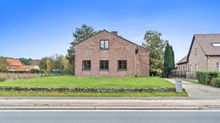 <p><strong>Ruimte, rust en karakter: Hier is jouw nieuwe thuis in Zutendaal!</strong></p>
<p>Welkom in het <strong>groene snoepje van Vlaanderen</strong> – het charmante en rustige <strong>Zutendaal</strong>. Hier geniet je van een landelijke sfeer met prachtige wandel- en fietsroutes, historische gebouwen en een uitstekende bereikbaarheid. Scholen, winkels en openbaar vervoer liggen binnen handbereik, terwijl steden zoals <strong>Genk, Maasmechelen, Lanaken, Dilsen-Stokkem en Maastricht</strong> vlot te bereiken zijn.</p>
<p><strong>Ruim perceel/verzorgde tuin</strong></p>
<p>De woning is gelegen op een <strong>ruim perceel van 9a48ca</strong> en beschikt over een <strong>mooie tuin</strong> met zowel een grasgedeelte als klinkers. Rechts van de woning is er een <strong>oprit</strong> die toegang biedt tot de <strong>garage in de kelder</strong>. Links bevindt zich een <strong>poortje met een gezellig houten terras</strong>, ideaal om buiten te genieten in alle rust.</p>
<p><strong>Indeling</strong></p>
<p>Bij binnenkomst kom je in een <strong>ruime inkomhal</strong> met een <strong>bruine tegelvloer</strong> die doorloopt over de volledige benedenverdieping én de nachthal boven. In de inkomhal is een <strong>apart gastentoilet</strong> voorzien.</p>
<ul>
<li><strong>Rechts</strong> bevindt zich <strong>slaapkamer 1</strong>, uitgerust met <strong>inbouwkasten</strong> en <strong>verwarming</strong>.</li>
<li><strong>Links</strong> leidt de hal naar de <strong>lichtrijke leefruimte</strong> met <strong>veel ramen</strong>, <strong>open haard met schouw</strong>, <strong>inbouwspots</strong>, <strong>verwarming</strong> en een <strong>grote raampartij tot op de vloer</strong>.</li>
<li>Aansluitend vind je de <strong>keuken</strong> met <strong>houten kasten</strong>, <strong>wandtegels</strong> en een <strong>werkblad in dezelfde tegelafwerking</strong>. De keuken is volledig uitgerust met <strong>kookplaat, dampkap, oven, microgolf, koelkast</strong> en <strong>afwasbak</strong>.</li>
</ul>
<p>Achter de keuken bevindt zich de <strong>wasplaats</strong> met extra kastruimte en toegang tot het <strong>overdekte houten terras</strong>. Vanuit de wasplaats is er eveneens toegang tot de <strong>kelder</strong>.</p>
<p><strong>Ruime kelder+garage</strong></p>
<p>De kelder is opgedeeld in <strong>vijf aparte ruimtes</strong>, waarvan één dienstdoet als <strong>garage</strong> (voorzien van vloerbetegeling) en de overige als <strong>opbergruimtes</strong>. Hier vind je de <strong>meterkasten en watermeter</strong> terug.</p>
<p><strong>Verdiep 1:</strong>Via de <strong>houten trap</strong> kom je in de <strong>nachthal</strong> met raam en dezelfde tegelvloer als beneden, afgewerkt met verlichtingspots. Op deze verdieping bevinden zich nog <strong>drie slaapkamers</strong> en een <strong>vernieuwde badkamer</strong>:</p>
<ul>
<li><strong>Slaapkamer 2:</strong> laminaatvloer, houten plafond, verwarming en raam.</li>
<li><strong>Slaapkamer 3:</strong> vinylvloer, houten plafond, verwarming en dakraam.</li>
<li><strong>Slaapkamer 4 (zolderkamer):</strong> vinylvloer, verwarming, TL-verlichting en groot raam. Deze ruimte kan gebruikt worden als <strong>slaapkamer, bureau, hobbykamer of multifunctionele ruimte</strong>.</li>
</ul>
<p>De <strong>badkamer</strong> werd recent vernieuwd en is stijlvol afgewerkt met <strong>witte marmerlook wandtegels</strong>, <strong>lichte laminaatvloer</strong>, <strong>sierradiator</strong>, <strong>hangtoilet</strong>, <strong>grote inloopdouche met regendouche</strong>, <strong>lavabo</strong> en <strong>spiegelkast</strong>.</p>
<p></p>