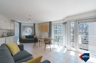 Deze gezellige studio is gelegen op de 4° verdieping in Residentie Zeezicht te Mariakerke, op enkele passen van de zeedijk, winkels en openbaar vervoer. Geniet van een gezellig terrasje met zijdelings zeezicht, ideaal om te ontspannen met een drankje in de avondzon. Op warme zomerdagen biedt het gemeenschappelijke zwembad de perfecte verfrissing. Bovendien is er een fietsenberging voorzien. Of je nu op zoek bent naar een tweede verblijf, een vakantieverblijf of een investering aan zee, deze studio heeft alles in huis om meteen van te genieten.