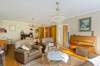 Situé sur la Hendrik Van Uffelslaan à Deurne, ce superbe appartement d'environ 100 m² se trouve dans un immeuble bien entretenu des années 70. Occupé depuis sa construction par le premier propriétaire, il témoigne d'un confort de vie agréable. Grâce à un entretien exceptionnel réalisé au fil des années, il bénéficie aujourd'hui d'une présentation soignée et impeccable.<br /><br />Vous entrez dans l'appartement par un hall spacieux doté d'un parquet. Une double porte donne accès au séjour lumineux, également pourvu d'un parquet et aménagé avec une cheminée fonctionnelle. La vue agréable sur la verdure environnante offre une atmosphère calme et reposante.<br /><br />La cuisine attenante est équipée d'une plaque de cuisson, d'une hotte, d'un micro-ondes, d'un four, d’un réfrigérateur récent de la marque Siemens, ainsi que d'un double évier.<br /><br />Le hall de nuit est aménagé de placards encastrés pratiques et mène aux autres pièces. Un WC séparé et une salle de bains avec baignoire munie d’une fonction douche et un lavabo complètent l’ensemble. Les raccordements pour machine à laver et sèche-linge s’y trouvent également.<br /><br />L’appartement comprend deux chambres, toutes deux revêtues d’un tapis en sisal et équipées de la climatisation. La plus petite chambre donne accès à la terrasse située à l’arrière du bâtiment.<br /><br />Un atout particulier est la grande cave privée au rez-de-chaussée, idéale pour ranger vélos, matériel saisonnier et divers effets personnels. De plus, les habitants peuvent profiter d’une cour commune spacieuse.<br /><br />Pour plus de confort, il est également possible d’acheter un grand garage dans l’immeuble avec une place de parking à l’avant.<br /><br />Cet appartement allie une surface généreuse, un état d’entretien exceptionnel et un cadre de vie agréable. Avec son label énergétique EPC favorable B, c’est une opportunité intéressante pour ceux qui recherchent un appartement soigné avec de l’espace et du potentiel.<br /><br />Points forts : <br />• Appartement spacieux d’environ 100 m² <br />• Toujours habité par le premier propriétaire <br />• Entretien exceptionnel <br />• Séjour lumineux avec parquet, cheminée et vue sur la verdure <br />• Deux chambres climatisées <br />• Terrasse à l’arrière <br />• Grande cave privée au rez-de-chaussée <br />• Cour commune <br />• Possibilité d’achat d’un grand garage avec place de parking <br />• Label énergétique EPC favorable B <br /><br />Intéressé ? N’hésitez pas à contacter VB Vastgoed au 03 337 50 70 ou par email à info@vbvastgoed.be.