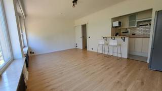 <p>*Studio lumineux à Kessel-Lo**<br /><br />Votre propre studio baigné de soleil dans l'une des ruelles les plus calmes de Kessel-Lo, juste à la sortie du périphérique de Louvain. Deux grandes baies vitrées transforment un mur entier en une source de lumière naturelle, avec des volets roulants électriques pour préserver votre intimité et créer de l'ombre d'une simple pression sur un bouton.<br />L'espace de vie ouvert (5,7 × 4 m) se prolonge par une cuisine ouverte entièrement équipée — lave-linge, réfrigérateur avec compartiment congélateur, micro-ondes et cafetière inclus. Douche à l'italienne et toilettes séparées ; l'immeuble dispose d'un ascenseur et d'un interphone.<br />Des avantages que l'on trouve rarement : une cave privée, un local à vélos couvert gratuit, un stationnement gratuit dans la rue (sans permis) et un compteur jour/nuit pour bénéficier d'un tarif d'électricité nocturne plus avantageux. Grâce à son emplacement à l'abri et à son label EPC B, les frais de chauffage sont pratiquement nuls depuis des années.<br />Tout est à proximité : environ 6 minutes à vélo de la gare de Louvain, environ 9 minutes de la Grand-Place, environ 16 minutes de l'imec et environ 14 minutes du Research Park Haasrode.</p><p>Loyer : 790 €/mois + 75 € de charges. Disponible à partir du 1er août 2026. Non meublé, ou entièrement meublé pour +100 €/mois.</p><p>Votre propre studio baigné de lumière dans l’une des rues les plus calmes de Kessel-lo, juste à la sortie du périphérique de Louvain. Deux baies vitrées sur toute la hauteur transforment un mur entier en source de lumière naturelle, avec des volets électriques pour préserver votre intimité et vous protéger du soleil d’une simple pression sur un bouton.<br />L’espace de vie ouvert (5,7 × 4 m) s’ouvre sur une cuisine ouverte entièrement équipée — lave-linge, réfrigérateur-congélateur, micro-ondes et machine à café inclus. Salle d'eau séparée avec douche à l'italienne et toilettes séparées, ainsi qu'un ascenseur et un interphone dans l'immeuble.<br />Des avantages que la plupart des locations n'offrent pas : votre propre cave privée, un local à vélos couvert gratuit, un parking gratuit dans la rue (sans permis) et un compteur à double tarif pour une électricité moins chère la nuit. Grâce à son emplacement à l'abri et à son label EPC B, les frais de chauffage sont pratiquement nuls depuis des années.<br />Les déplacements sont faciles : environ 6 min à vélo jusqu’à la gare de Louvain, environ 9 min jusqu’à la Grote Markt, environ 16 min jusqu’à l’imec et environ 14 min jusqu’au Research Park Haasrode</p><p><br />Loyer : 790 €/mois + 75 € de charges. Disponible à partir du 1er août 2026. Non meublé, ou entièrement meublé pour +100 €/mois.</p>