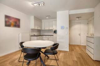L'appartement comprend un hall d'entrée avec une toilette séparée. La salle de bains est équipée d'une douche à l'italienne sans marche, une toilette et un lavabo.<br />Le living ensoleillé comprend une cuisine ouverte moderne et équipée. Terrasse ensoleillée adjacente et le jardin.<br />Une chambre à coucher spacieuse.<br />Débarras avec raccordement pour machine à laver.<br /><br />Idéal comme résidence principale ou investissement locatif.<br /><br />ATOUTS :<br />- Installation électrique conforme<br />- Label PEB A<br />- Des finitions avec des matériaux de qualité et un confort moderne<br /><br />OPTION :<br />- Possibilité d'acheter une place de parking <br /><br />A La Vigie, vous vivez en toute indépendance, avec confort et la sécurité.<br />Une maison prêt-à-l'emploi avec par exemple un bouton d'urgence subtil et l'accès à toutes les commodités (salle de sport, villa wellcare avec salons de luxe et terrasse ensoleillée, brasserie, ...).<br />Bref, un havre de paix avec un assistant résidentiel !