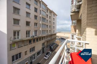 Deze gezellige studio is gelegen op de 4° verdieping in Residentie Zeezicht te Mariakerke, op enkele passen van de zeedijk, winkels en openbaar vervoer. Geniet van een gezellig terrasje met zijdelings zeezicht, ideaal om te ontspannen met een drankje in de avondzon. Op warme zomerdagen biedt het gemeenschappelijke zwembad de perfecte verfrissing. Bovendien is er een fietsenberging voorzien. Of je nu op zoek bent naar een tweede verblijf, een vakantieverblijf of een investering aan zee, deze studio heeft alles in huis om meteen van te genieten.