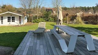 <strong>Voor een afspraak bel Tom: 0468/09 81 97 </strong><br /><br />Bent u opzoek naar een moderne woning met veel ruimte, licht en privacy? <br />Deze prachtige woning combineert comfort, kwaliteit en een uitzonderlijk ruimtelijk gevoel op een perceel van maar liefst 10a 12ca.<br /><br />De woning is rustig gelegen in een groene, bosrijke omgeving, vlak bij een natuurgebied, ideaal voor wandel- en natuurliefhebbers. Tegelijk geniet u van een vlotte bereikbaarheid naar belangrijke verbindingswegen en voorzieningen.<br /><br />Bij het binnenkomen van de woning valt onmiddellijk het open karakter op. De royale leefruimte van 68,50 m² baadt in het licht en straalt warmte uit dankzij de prachtige eiken parketvloer. Deze open indeling zorgt voor een aangenaam en ruim gevoel.<br />Aansluitend is er de moderne keuken van 21m² die naadloos aansluit op de leefruimte, ideaal voor wie houdt van gezellig samen koken en tafelen.<br />Verder beschikt de woning over 2 kinderslaapkamers, 1 master bedroom met aansluitend een dressing en een comfortabele badkamer.<br /><br />De volledige ingerichte kelder is een absolute meerwaarde: verwarmd en afgewerkt met een duurzame steentapijtvloer. Perfect als hobbyruimte, bureau of extra opslagruimte.<br />De tuin biedt rust en privacy. Met maar liefst drie grote terrassen geniet u op elk moment van de dag van zon of schaduw. Er is eveneens een carport met bergruimte aanwezig van 30m².<br /><br /><u>INDELING:</u><br />Gelijkvloers: inkomhal, apart toilet, zeer ruime leefruimte van 68,50 m² met aansluitend de moderne keuken van 21 m².<br />1ste verdiep: ruime badkamer met ligbad en inloopdouche, apart toilet, 2 kinderslaapkamers, master bedroom met dressing.<br />Kelder: wasplaats, serverlokaal, bureauruimte, hobbykamer en berging<br />Tuin: 3 grote terrassen en ene praktische tuinberging.<br /><br /><u>TROEVEN:</u>
<ul>
<li>bruikbare vloeroppervlakte : 351m²</li>
<li>perceel: 1.012 m²</li>
<li>ruimtelijk gevoel, veel lichtinval</li>
<li>EPC label B</li>
<li>open leefruimte en open keuken</li>
<li>ingerichte droge kelder</li>
<li>3 grote terrassen</li>
<li>rustige ligging</li>
</ul>
<strong>Voor meer info of een afspraak bel Tom: 0468/09 81 97 of mail naar info@immobennysimons.be</strong><br />