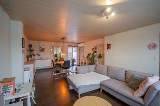 <h1><span>Instapklare, ruime gezinswoning met 3 slaapkamers, zonnepanelen en aangelegde tuin in Petegem-Deinze</span></h1><p><span>Op de Kortrijksesteenweg in Petegem-Deinze bevindt zich deze ruime en verzorgde gezinswoning, waar comfort, ruimte en praktische voorzieningen hand in hand gaan. Dankzij de grondige renovatie in 2013-2014, waarbij onder meer het dak, de achterbouw, de leidingen, afvoeren, elektriciteit en het pleisterwerk werden aangepakt, is dit een woning waar je je meteen thuis kunt voelen.</span></p><p><span>De woning verkeert in goede staat en biedt tal van troeven voor wie op zoek is naar een instapklare thuis, een ideale starterswoning of een interessante investering.</span></p><p><span>Een aangename leefruimte en praktische indeling</span></p><p><span>Bij het binnenkomen word je verwelkomd in de inkomhal, die toegang biedt tot de ruime en lichtrijke leefruimte. Deze vormt het hart van de woning en biedt volop plaats om gezellig samen te zijn met familie en vrienden. Aansluitend bevindt zich de grote keuken, met voldoende ruimte om comfortabel te koken en te genieten van het dagelijkse leven.</span></p><p><span>Verder beschikt het gelijkvloers over een apart gastentoilet en een praktische, afzonderlijke wasruimte met extra bergruimte.</span></p><p><span>Drie slaapkamers en een comfortabele badkamer</span></p><p><span>Op de eerste verdieping bevinden zich twee slaapkamers, een badkamer met zowel een ligbad als een aparte douche, een overloop en een technische ruimte. De tweede verdieping omvat een ruime master bedroom en een bijkomende zolderruimte, ideaal als extra bergruimte.</span></p><p><span>Ook de kelder biedt bijkomende mogelijkheden om spullen netjes op te bergen.</span></p><p><span>Genieten van het buitenleven</span></p><p><span>Achteraan de woning bevindt zich een aangenaam aangelegde tuin met terras, de ideale plek om te ontspannen, buiten te eten of op zonnige dagen gezellig te genieten. Een extra troef is de toegang langs een steegje aan de zijkant, via een erfdienstbaarheid. Zo kun je gemakkelijk met de vuilnisbakken en andere spullen naar de achterzijde van de woning.</span></p><p><span>Hedendaags comfort en energievoorzieningen</span></p><p><span>De woning is uitgerust met zonnepanelen, een thuisbatterij en warmtepomp, die bijdragen aan het wooncomfort en een efficiënter energiebeheer. In combinatie met de verzorgde staat en de reeds uitgevoerde renovatiewerken vormt dit een mooie basis voor wie zonder grote renovatieplannen wil verhuizen.</span></p><p><span>Reageer op de advertentie of bel 0499338562 voor een afspraak in te plannen. </span></p>
