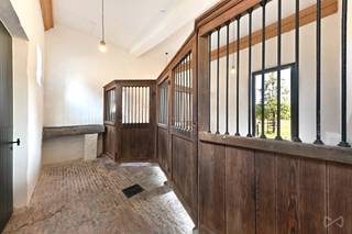 <p>Sommige werkplekken inspireren. Deze doet meer dan dat. Verscholen binnen de muren van de historische Abdij van Vlierbeek in Leuven biedt dit prachtig gerestaureerde koetshuis een werkomgeving die haar gelijke niet kent. Rust, groen en eeuwenoude architectuur als dagelijks decor, op een locatie waar haast letterlijk de tijd stilstaat.<br /><br />De indeling is even doordacht als de renovatie zelf. Op het gelijkvloers verwelkomt een stijlvolle ontvangstruimte uw bezoekers, waarna een volledig ingerichte vergader- en eetruimte met keuken het professionele plaatje vervolledigt. Een ideale setting voor discrete ontmoetingen of werkoverleg in een sfeervolle omgeving.<br /><br />Op de eerste verdieping beschikt u over een geïnstalleerde badkamer met douche, lavabo en toilet, aangevuld met een eerste bureauruimte. De bovenste verdieping herbergt een bijkomende, ruime bureauruimte die vakkundig en met oog voor detail volledig in ere is hersteld.<br /><br />Een buitengewone opportuniteit voor de vrije beroeper, de zelfstandige of het kleine kantoor dat op zoek is naar meer dan vier muren en een bureau. Hier werkt u in een omgeving die uitnodigt tot concentratie, creativiteit en rust, op slechts een steenworp van het centrum van Leuven.<br /><br />Contacteer ons voor meer informatie of een bezoek ter plaatse!</p>