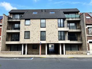 Prijs : 820 € + 50 € (zonnepanelen) - incl. syndic en garage en onmiddellijk beschikbaarAppartement met garage, 2 slpkms en zonnepanelenEPC attest is...