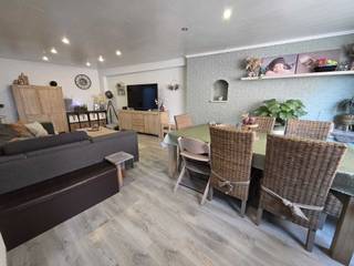 !!IN OPTIE!!<br /><br />Mooi gelijkvloers appartement (96m2) met grote tuin en garage in centrum Aartselaar.<br /><br />Doordat het appartement achter het grote gebouw ligt heb je hier een rustige tuin en geen directe buren.<br />Je komt binnen in de uitgeruste keuken met inductie kookplaat, vaatwasser, ingebouwde oven, een koelkast en microgolfoven. <br />Vanuit de keuken kan je doorlopen in de ruime woonkamer die zowel een eetplaats als een gezellige zithoek heeft. De bakstenen muur geeft een leuke extra dimensie aan de woonkamer.<br />Langs de woonkamer kom je in de 1e slaapkamer (12m2). Deze geniet van natuurlijke lichtinval doormiddel van een elektrisch te openen dakkoepel. Hier past een 2-persoonsbed en de nodige kasten in.<br />Via het halletje naast de slaapkamer kan je doorlopen naar de 2e ruime slaapkamer (16m2). Hier is ruimte genoeg om een 2- persoonsbed en de nodige kasten in te zetten. Deze kamer beschikt tevens ook over een internet aansluiting.<br />Aan de andere kant van het halletje ligt de compacte maar zeer complete badkamer met hangtoilet, douche cabine, dubbele wastafel en plaats voor de wasmachine en droogkast. De HR ketel bevindt zich netjes weggewerkt in de kast. Deze heeft net een onderhoud gehad.<br /><br />Het gehele appartement is voorzien van elektrische rolluiken.<br /><br />Buiten komen we volledig tot rust in de rustige private tuin. Deze is omheind en goed onderhouden met buitenkeuken, vaste partytent, water en elektriciteit aansluiting. Verder door bevindt zich het gezamenlijke deel van de tuin dat het uitzicht van de private tuin mooi vergroot. Achteraan de tuin vinden we een volwaardige garage met elektriciteit.<br /><br />Dus, wie graag het bungalow gevoel heeft met een grote rustige tuin, maar toch graag alles dicht bij de deur heeft moet zeker een kijkje komen nemen!