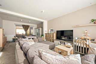 Instapklare, grondig gerenoveerde woning in Heule met bijgebouw en terras.Indeling: bij het betreden van de woning komt u in de gezellige leefruimte...